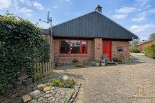 Hauptbild Ihr neues Zuhause? Ebenerdige Haushälfte mit Carport und parkähnlichem Grundstück